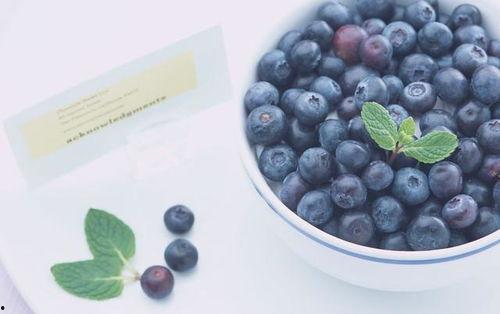 娱乐吃瓜酱母亲吃蓝莓